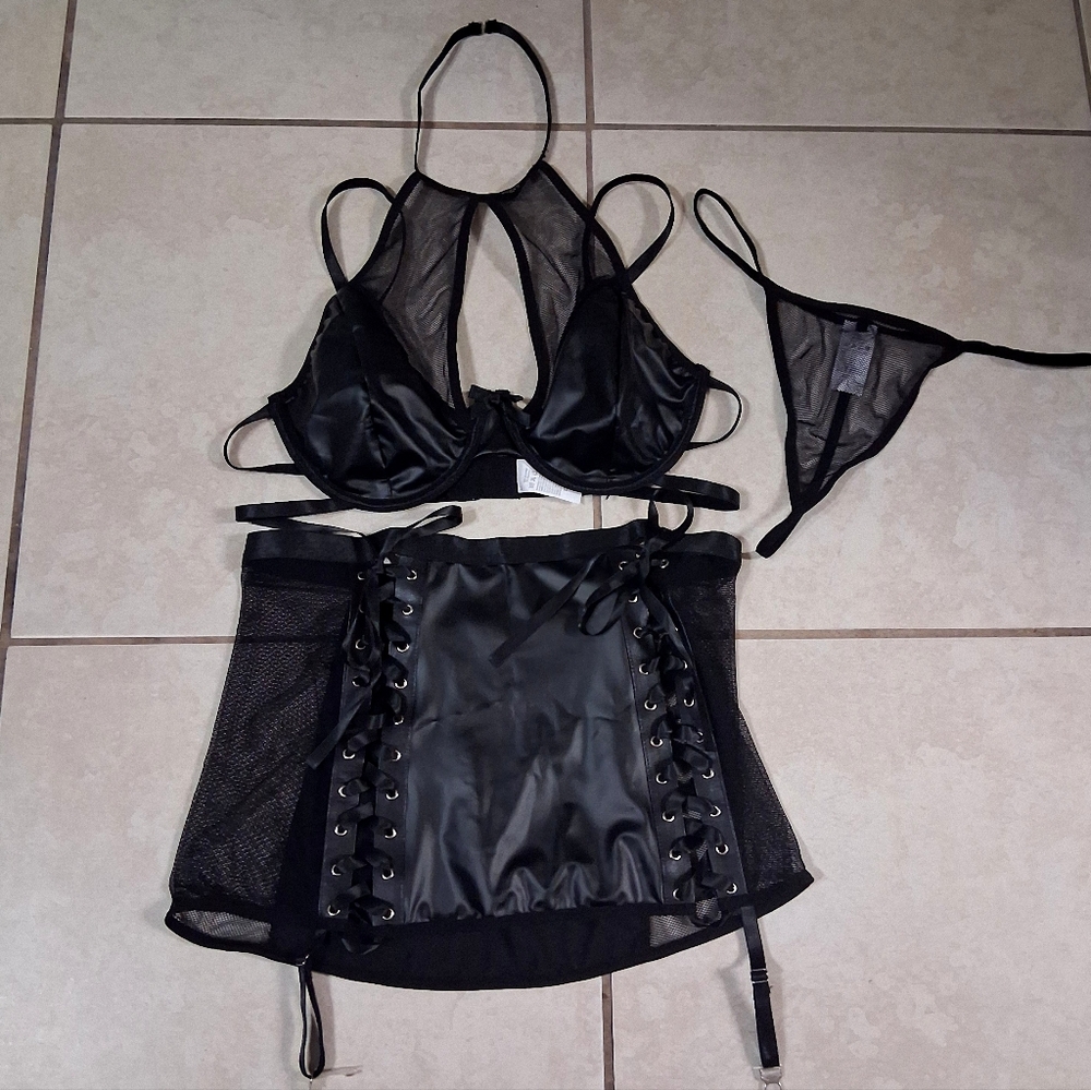 Lingerie - Picture 2 of 3